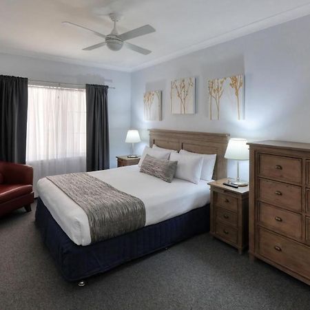 Colonial Motel & Apartments Янґ Екстер'єр фото
