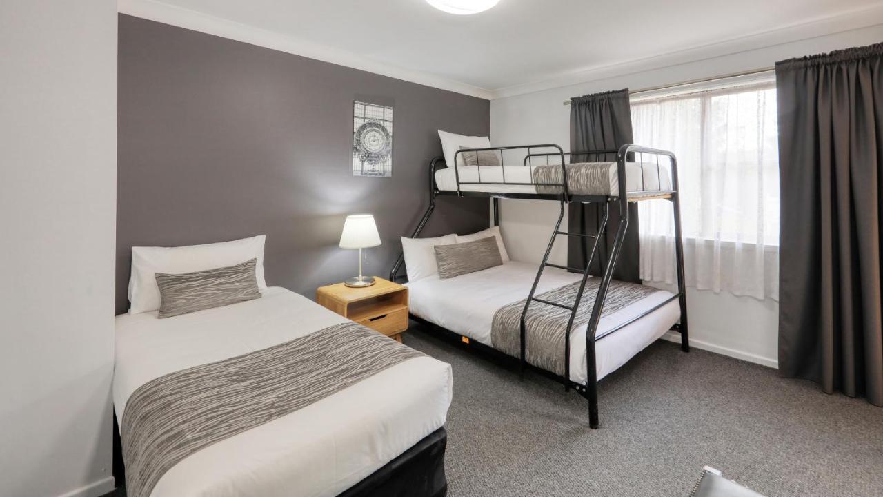 Colonial Motel & Apartments Янґ Екстер'єр фото
