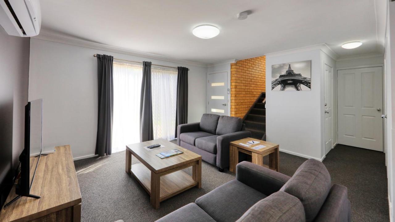 Colonial Motel & Apartments Янґ Екстер'єр фото