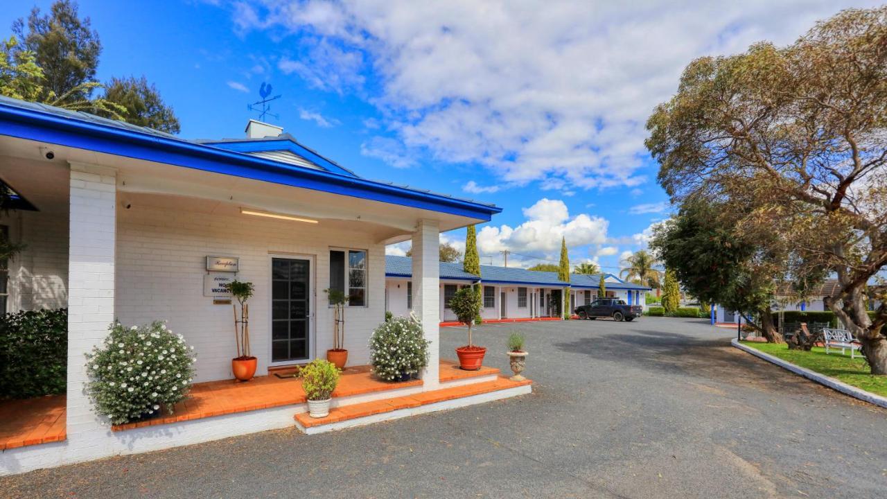 Colonial Motel & Apartments Янґ Екстер'єр фото
