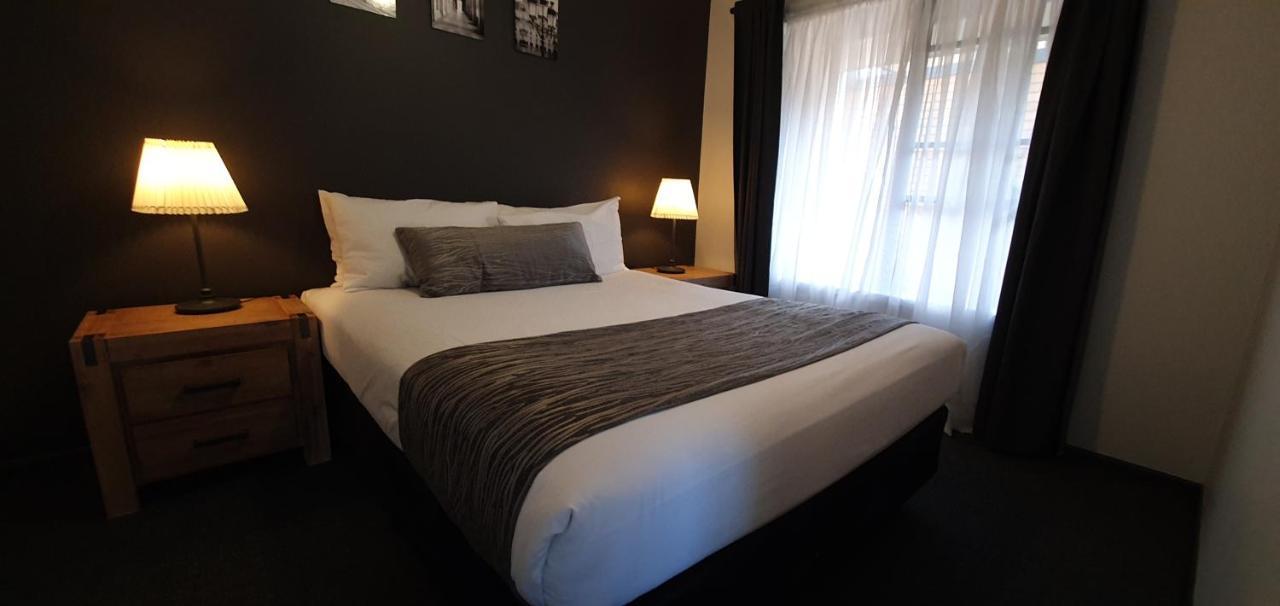 Colonial Motel & Apartments Янґ Екстер'єр фото