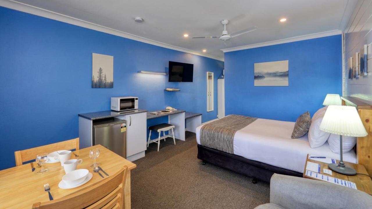 Colonial Motel & Apartments Янґ Екстер'єр фото